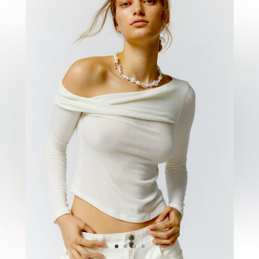 [BRAND NEW] Urban outfitters Asymmetrical Off-The-Shoulder Top SIZE M